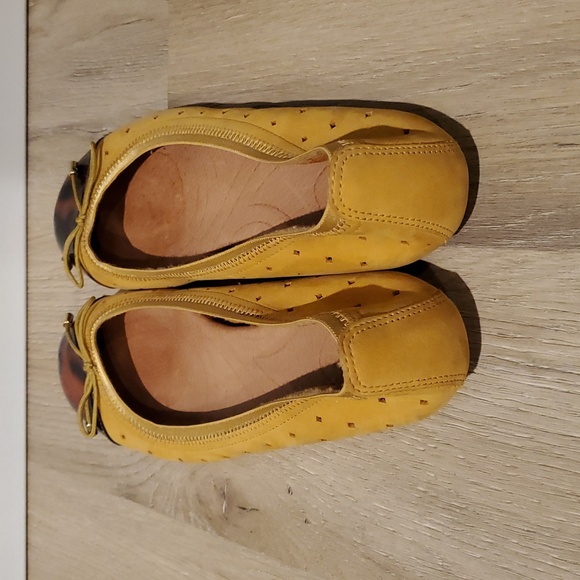 Indigo by Clarks Women's Ballet Flats Size 7. Mustard color leather. - Picture 2 of 10